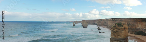 Fotografía panoramic views of wild winter waves crashing against iconic Australian sandston