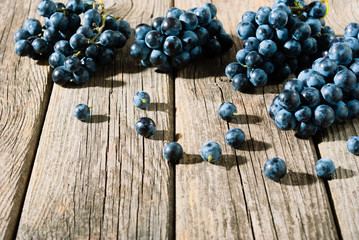 Canvas Print - red grapes on old weathered wooden table