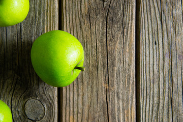 Canvas Print - green apples on old wooden background