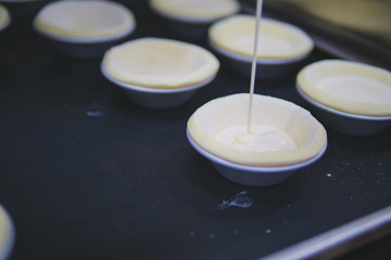 Baking course, pour yolk liquid into egg tart mould