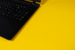 Laptop gelber Hintergrund