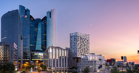 Coucher du soleil sur les immeubles de La Défense Paris.