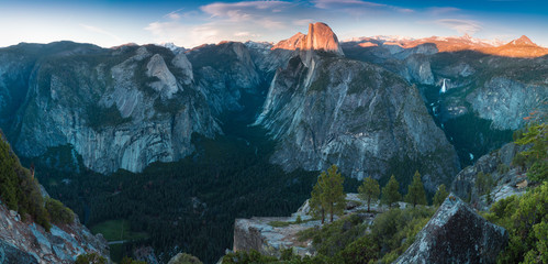 Wall Mural - Half Dome and Yosemite Valley in Yosemite National Park during colorful sunset with trees and rocks. California, USA Sunny day in the most popular viewpoint in Yosemite. Beautiful landscape background