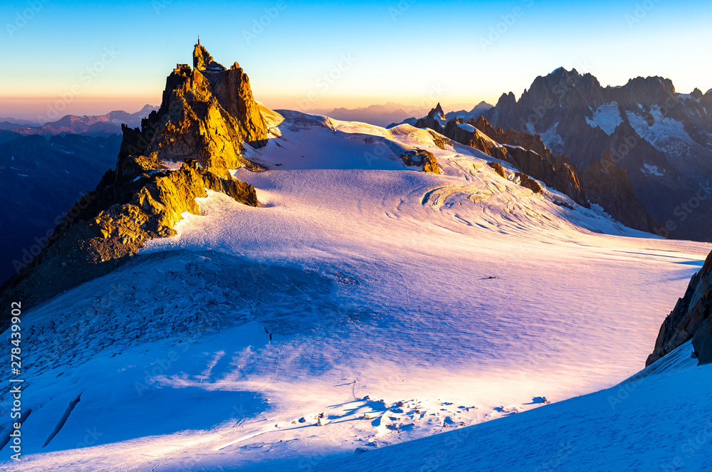 Aiguille du Midi mountain ridge sunrise view. - obrazy, fototapety, plakaty 