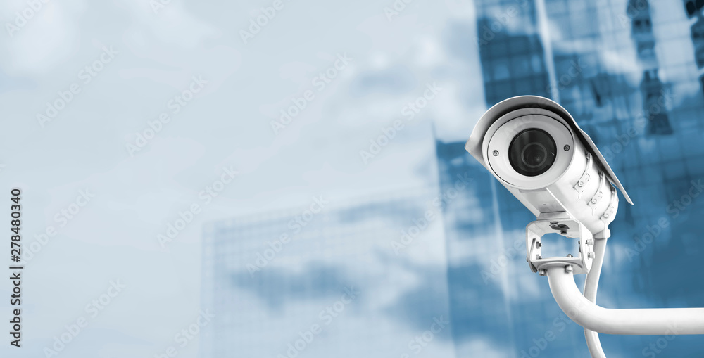 CCTV camera in the city with copy space - obrazy, fototapety, plakaty 