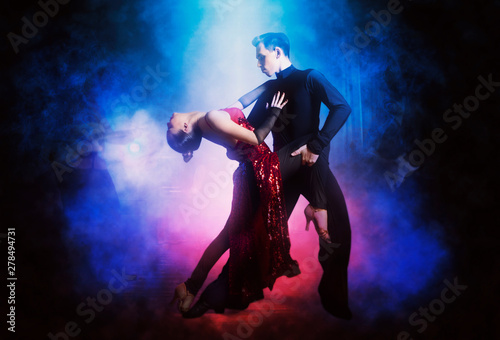 Fotomural Pair of dancers dancing ballroom