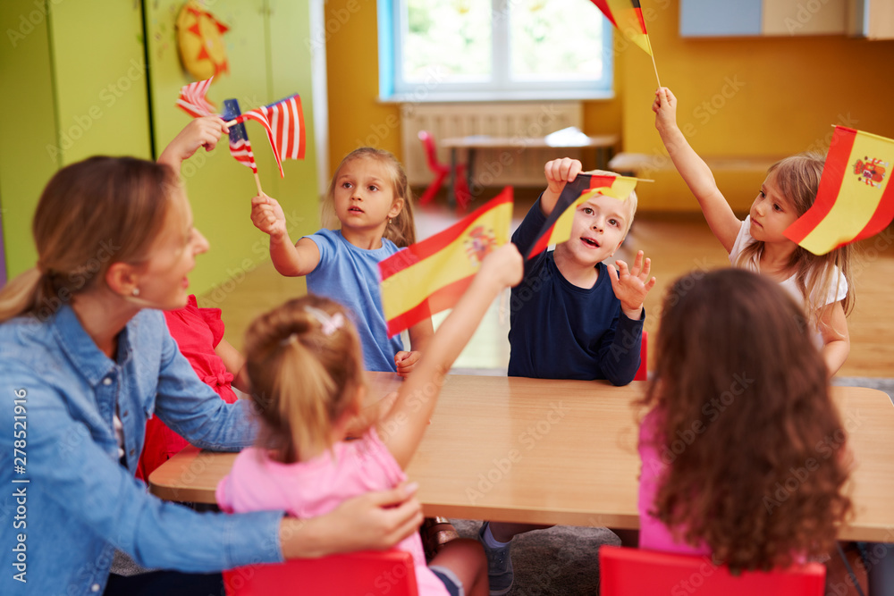 Photo Group of  children learning languages during lessons in the school
