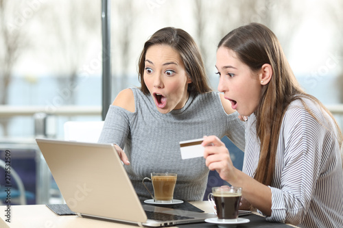 Fotomural Surprised online buyers paying with credit card