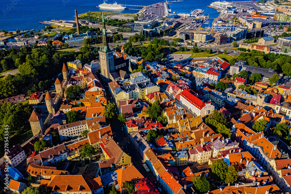 Tallinn in Estland aus der Luft - obrazy, fototapety, plakaty 