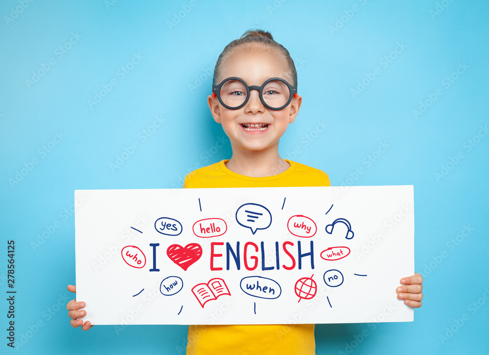 Photo beautiful cute little girl holding a white paper with message