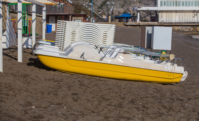 Sticker - walking boats on a ply sandy sea beach