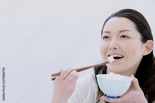 ご飯を食べる女性 Adobe Stock でこのストック画像を購入して 類似の画像をさらに検索 Adobe Stock ご飯を食べる女性 Adobe Stock でこのストック画像を購入して 類似の画像をさらに検索 Adobe Stock