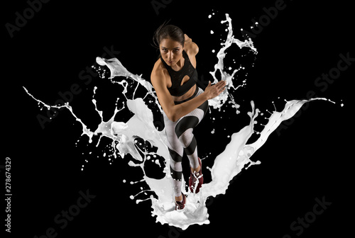 Dekoracja na wymiar  kobieta-biegajaca-na-tle-powitalny-mleka