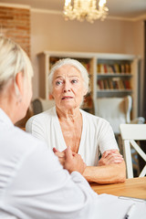 Wall Mural - Ärztin kümmert sich um Seniorin als Patientin