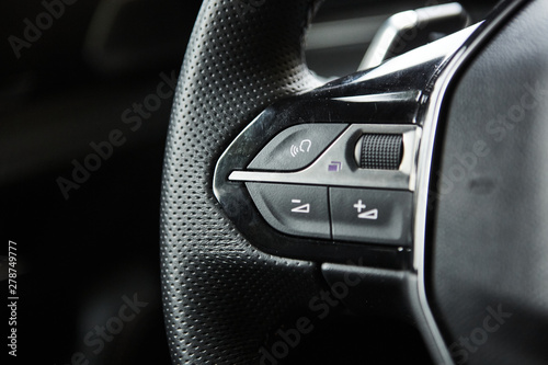 Cuadros en Lienzo selective focus of steering wheel near gear shift handle in luxury car