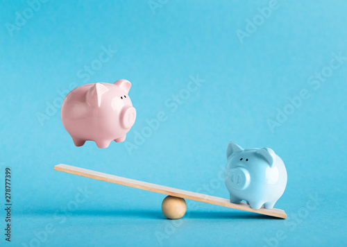 Fotomural Comparison of two variants of investing money with piggy banks