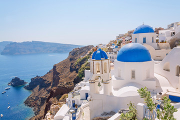 Wall Mural - Beautiful view of fabulous village of Oia with traditional white houses and blue domes of the church in Santorini, Greece