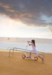 Poster - magnifique jeune fille jouant avec sa trottinette