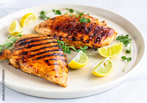 Fotografía Healthy Grilled Chicken Breast with Fresh Herb and Lemon Directly Above Photo