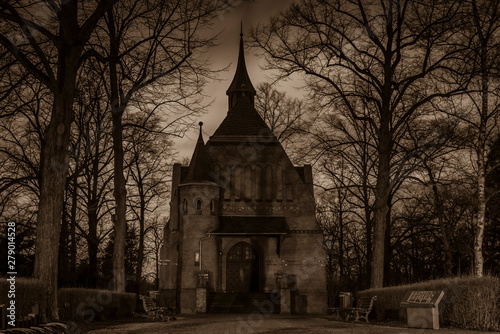 Cuadros en Lienzo cemetery chapel at Night, chapel, trees, Sepia Photo, Black and White, spooky Ch