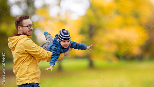 Fotografía family, childhood and fatherhood concept - happy father and little son playing a