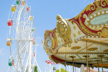 遊園地の観覧車とメリーゴーランド