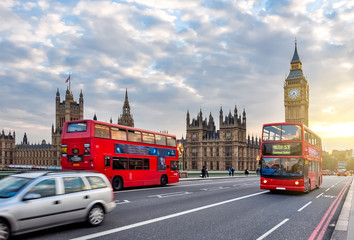  Domy parlamentu z Big Ben i autobusy piętrowe na moście Westminster o zachodzie słońca, Londyn, Wielka Brytania