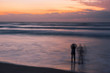 © Abrahao - pessoas assistindo o nascer-do-sol