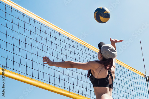 Plakaty piłka plażowa  dziewczyna-gra-w-siatkowke-plazowa-mecz-siatkowki-plazowej-zajecia-sportowe-na-swiezym-powietrzu-wakacje
