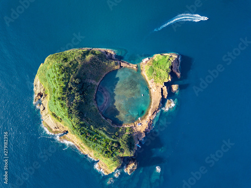 azory-panoramiczny-widok-z-lotu-ptaka-widok-z-gory-na-wyspe-vila-franca-do-campo-krater-starego-podwodnego-wulkanu-wyspa-san-miguel-azory