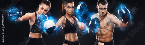 Dekoracja na wymiar  grupa-trzech-bokserow-sportowcow-kobiet-i-mezczyzn-walczacych-w-rekawiczkach-na-czarnym-tle-boks