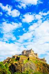 Fototapete - Ancient Edinburgh castle on the hill