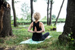 Kobieta ćwicząca jogę nad jeziorem