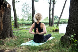 Fototapeta  - Kobieta ćwicząca jogę nad jeziorem