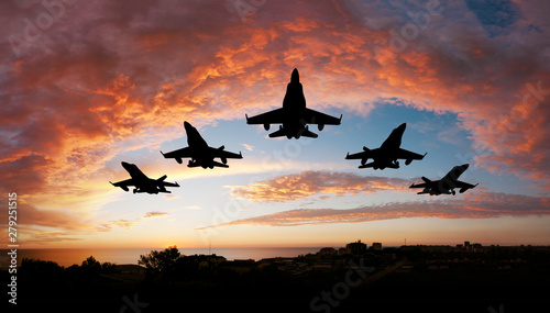 Cuadros en Lienzo fighter flying in the sky at sunset