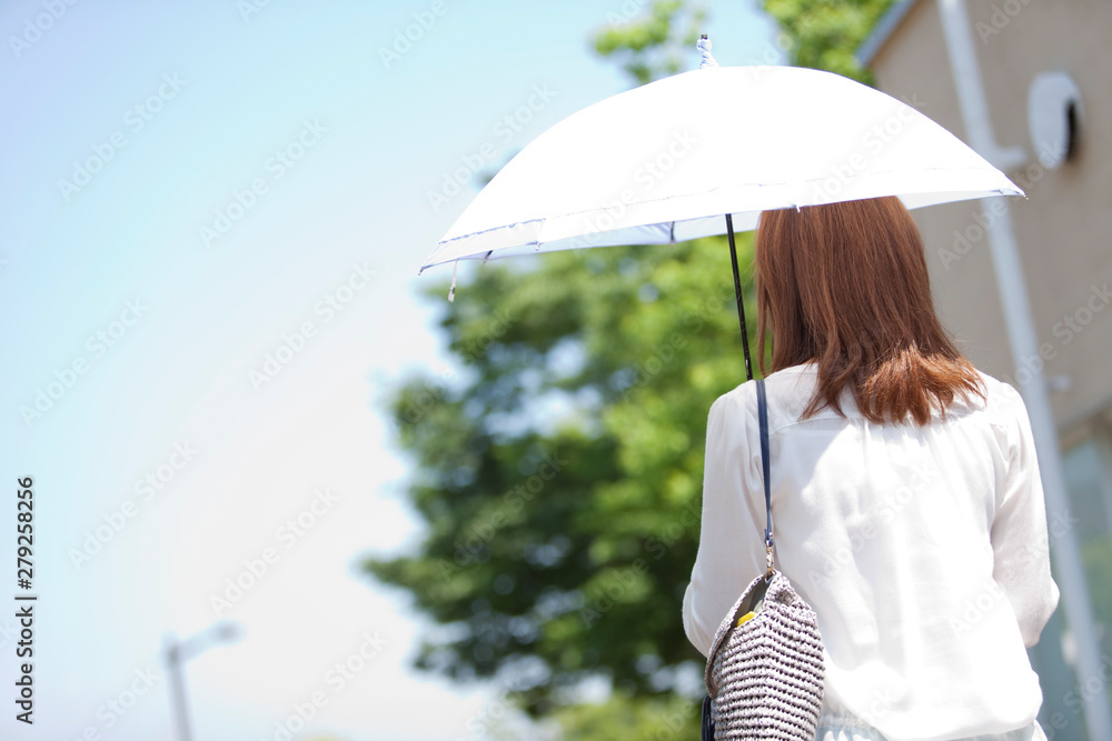日傘を差す女性の後姿 Wall Mural Wallpaper Murals Uts 日傘を差す女性の後姿 Wall Mural Wallpaper Murals Uts