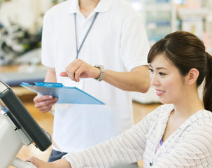 トレーニングをする女性とインストラクター