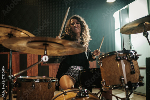 Fototapeta perkusja  kobieta-grajaca-na-perkusji-podczas-proby-zespolu-muzycznego