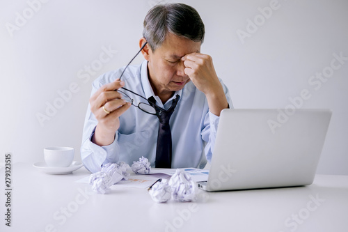 Fotografía Feeling sick and tired, Senior businessman depressed and exhausted, businessman