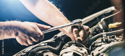 Mata magnetyczna Auto mechanik pracuje na silniku samochodowym w garażu mechanika. Serwis naprawczy. autentyczne zbliżenie, rozmiar banera