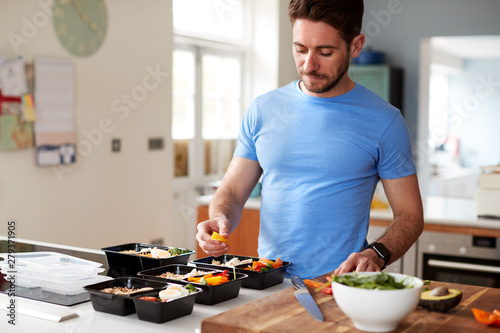 Fotografía Man Preparing Batch Of Healthy Meals At Home In Kitchen