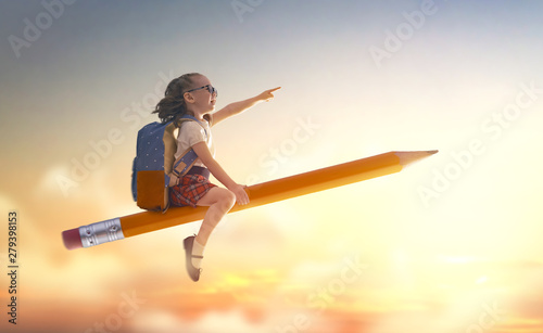 Fotografía child flying on a pencil