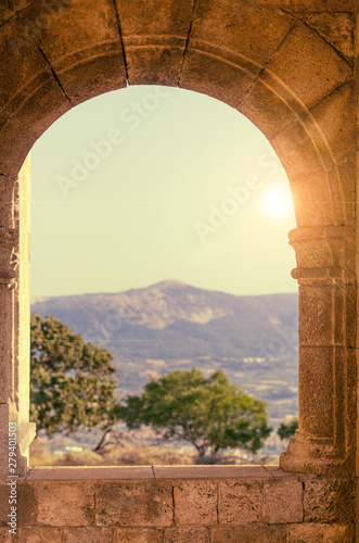  Fototapeta kolumny   piekne-swiatlo-sloneczne-wpadajace-przez-sredniowieczne-kamienne-okno-romantyczna-sceneria-z-balkonu