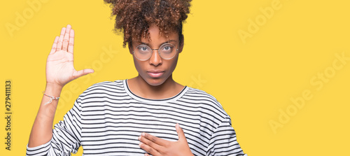 Fotomural Beautiful young african american woman wearing glasses over isolated background