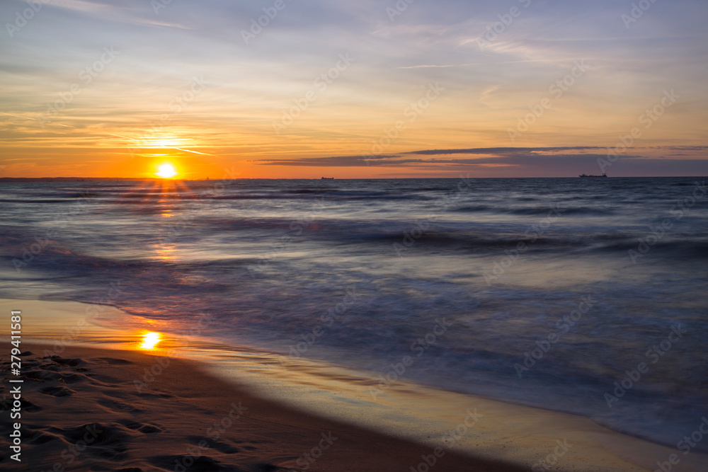 Zachód słońca nad Morzem Bałtyckim. Zatoka Gdańska, Gdańsk Sobieszewo  - obrazy, fototapety, plakaty 