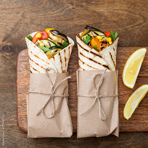 Fotomural Vegan tortilla wrap, roll with grilled vegetables.