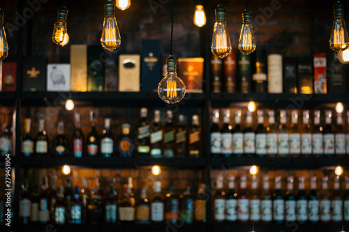 Cuadros en Lienzo Vintage lamp with blurred liquor bar background