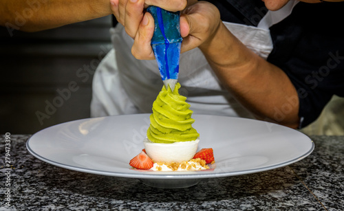 Cuadros en Lienzo Chef preparing a green tea ice cream
