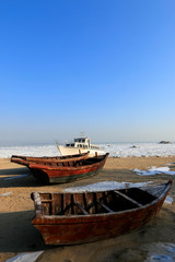 Naklejka na meble Cruise ships and wooden boats on the beach