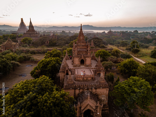Cuadros en Lienzo Bagan Myanmar , young couple on vacation at the historical Unesco heritrage site